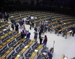 Câmara pode votar na terça-feira MP que permite renegociação de dívidas do Fies