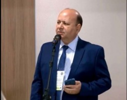 Zózimo Tavares declama poema na abertura do Congresso Nacional das Academias, em Belém