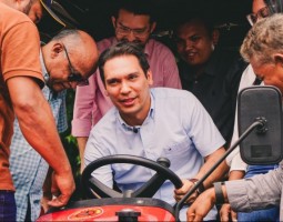 Prefeito Dr. Gilberto Júnior entrega trator para a Agricultura Familiar