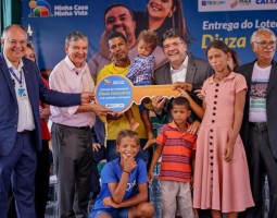 Em Teresina, 132 famílias recebem as chaves da primeira casa própria com a presença remota de Lula
