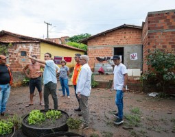 Prefeito acompanha atendimento da Sasc e Defesa Civil a famílias afetadas pelas chuvas na região do Vão Seco