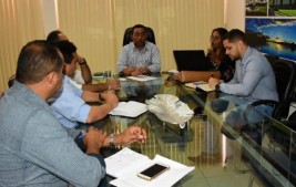 Reunião na Prefeitura de Floriano discute pagamento de rescisões de servidores temporários