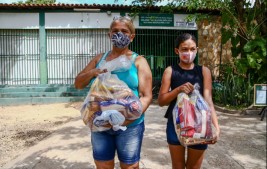 Alunos da rede estadual recebem kits alimentares