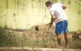 Detentos de Altos trabalham na limpeza da unidade penal