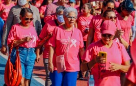 Regina alerta para diagnóstico precoce do câncer de mama em caminhada do Outubro Rosa