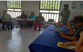 Prefeito José Luiz e o secretário de educação Luiz Segundo se reúnem com pais e equipe escolar da U.E José de Arimatea Castro