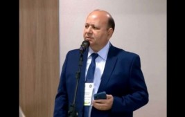 Zózimo Tavares declama poema na abertura do Congresso Nacional das Academias, em Belém