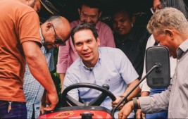 Prefeito Dr. Gilberto Júnior entrega trator para a Agricultura Familiar