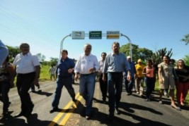 Governador entrega oito ônibus e rodovia em Palmeirais e Amarante