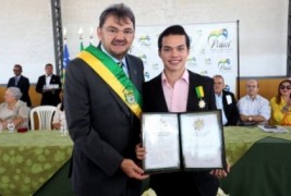 Wilson entrega Medalha Mérito Renascença ao bailarino Luan Batista