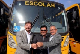 rnador entrega ônibus escolares para 31 municípios durante solenidade na Potycabana