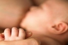 Bebês que se alimentam com leite materno adoecem menos