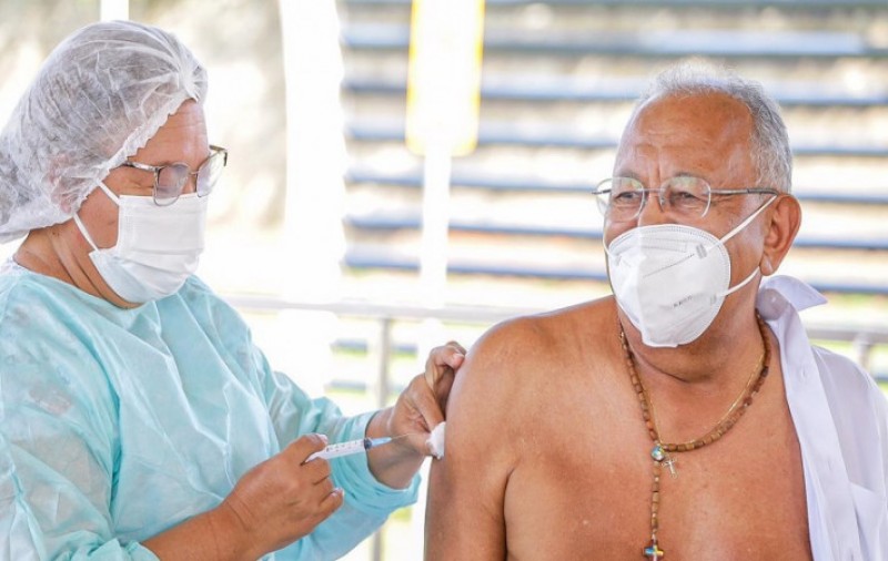Prefeito doutor Pessoa recebe segunda dose da vacina contra o coronavírus