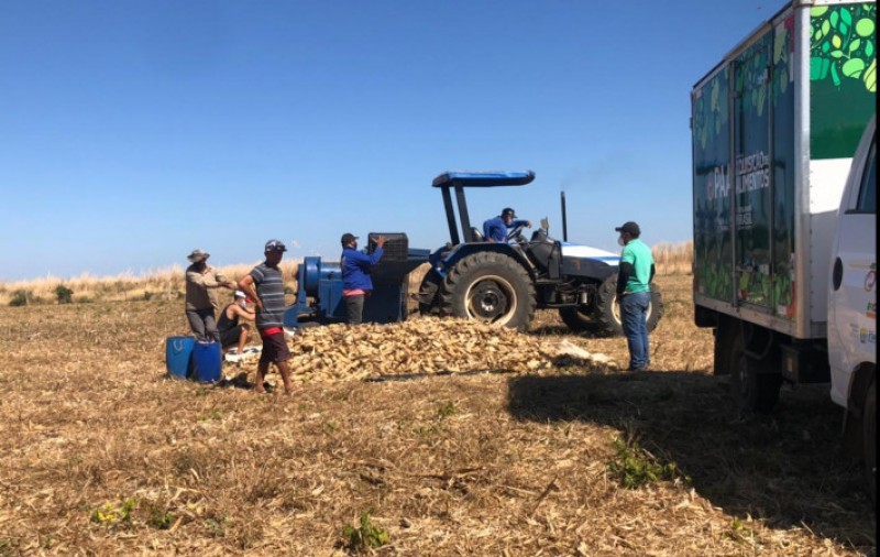 PREFEITURA DE URUÇUI DISPONIBILIZA TRATOR PARA AGRICULTORES DA SANTA TERESA