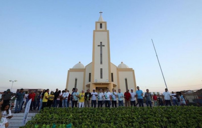 Governador Rafael Fonteles distribui 20 mil mudas na Festa do Caju em Pio IX